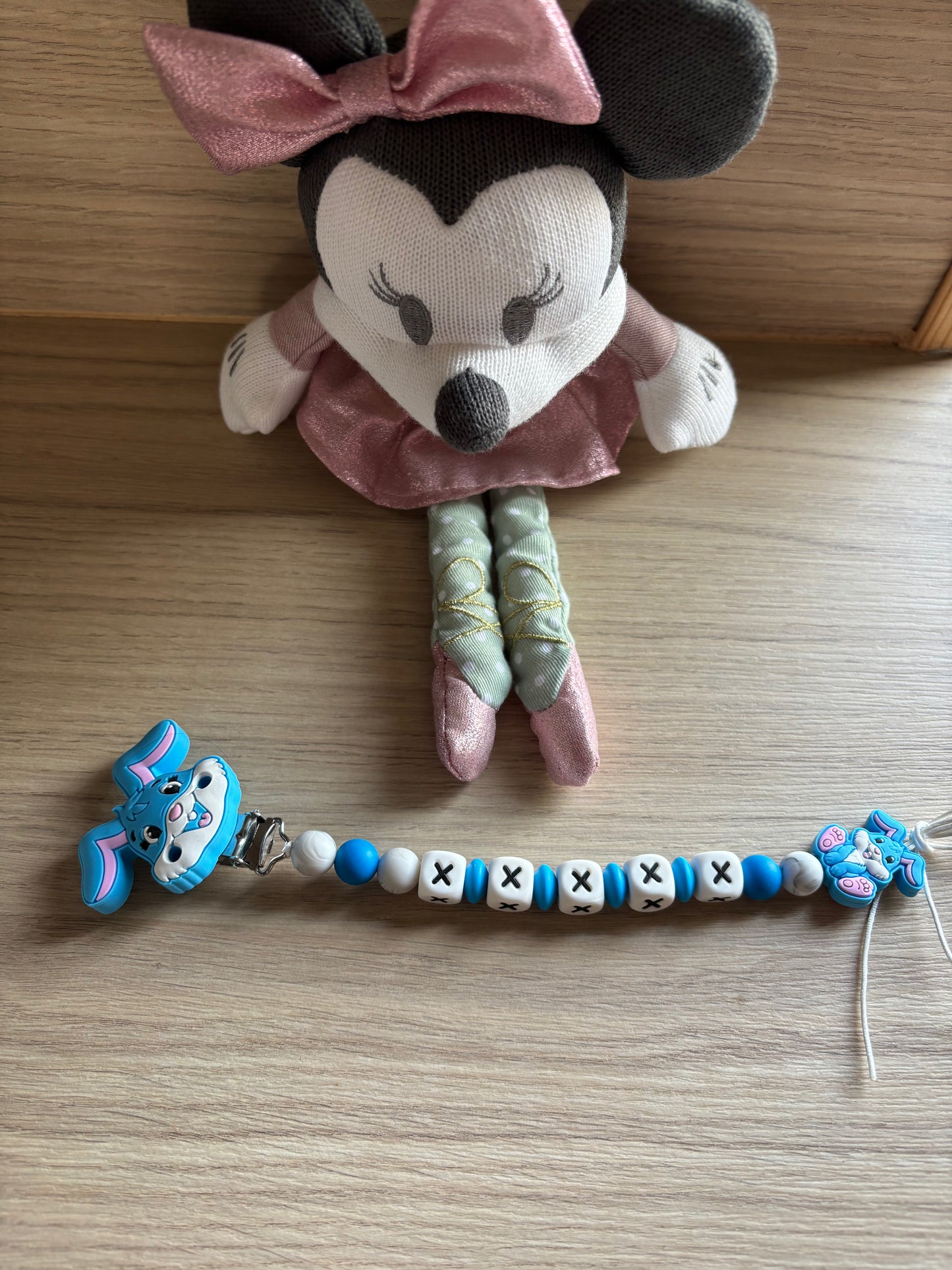 Attache tétine lapin bleu