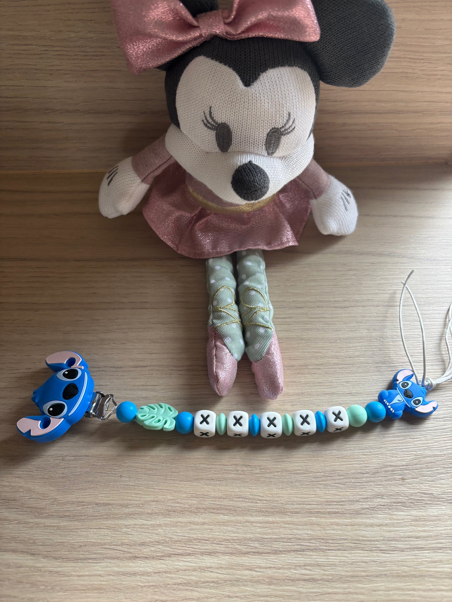 Attache tétine stitch